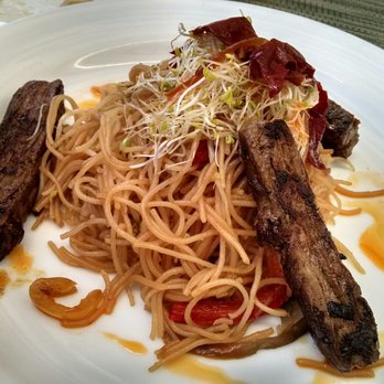 Olio - Thai Salad (grilled beef on spicy noodles) - Mediterranean Near Me - Cancún, ROO