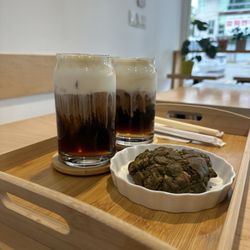 Cafe Namoo - Iced crème coffee and matcha cookies