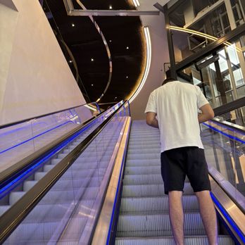 Pullman - Escalator to get to lobby on 2nd floor - Hotels Near Me - Paris, 75