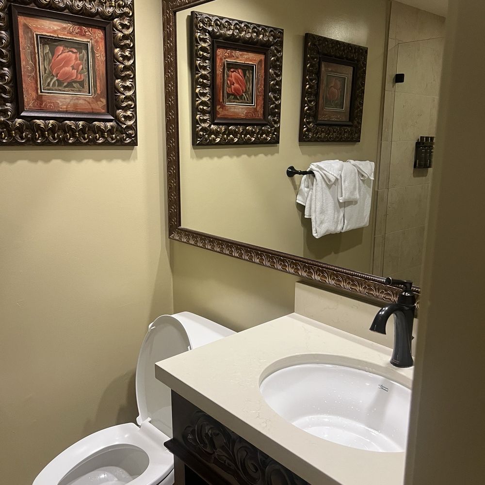 Victorian Inn - Bathroom - Hotels Near Me - Monterey, California Victorian Inn - Bathroom - Hotels Near Me - Monterey, California