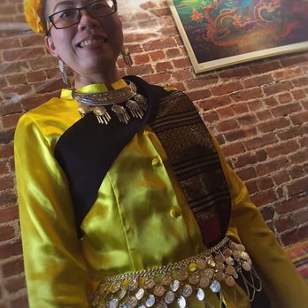 Zabb PuTawn - Friendly server in a pretty Thai dress - Thai Near Me - New York, New York