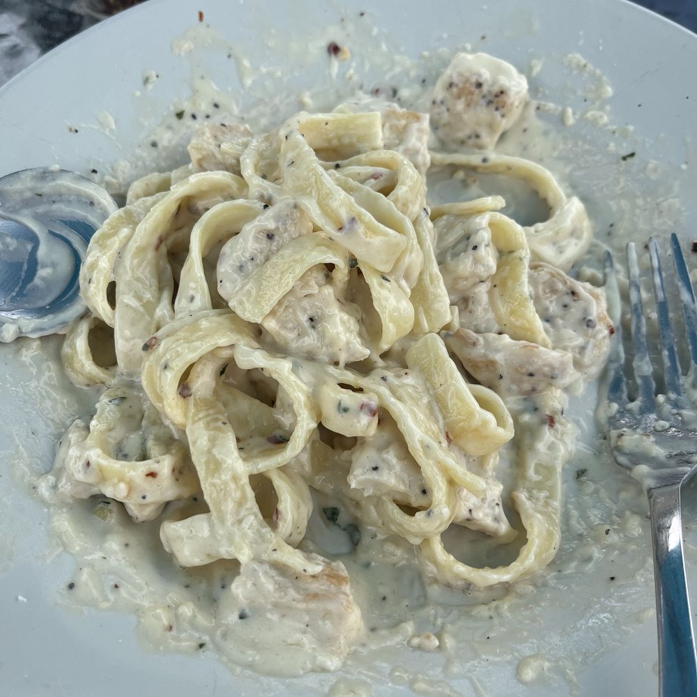 DRoccos Restaurant - Fettuccine Alfredo with chicken - Italian Near Me - Occoquan, Virginia