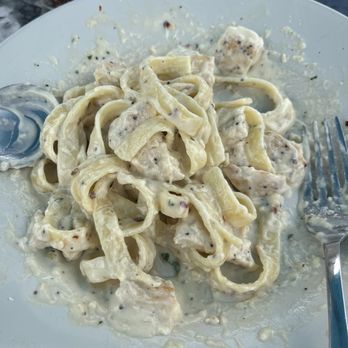 DRoccos Restaurant - Fettuccine Alfredo with chicken - Italian Near Me - Occoquan, Virginia