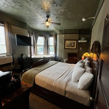 Basin Park Hotel - Room - Hotels Near Me - Eureka Springs, Arkansas Basin Park Hotel - Room - Hotels Near Me - Eureka Springs, Arkansas