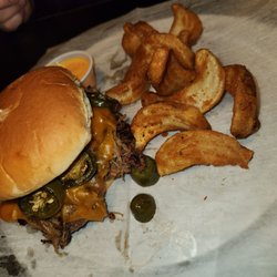 Pigskin Sports Bar & Grill - Smokey burger