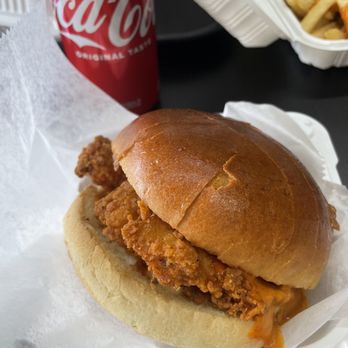 804 Halal Platters - Dhoom Chicken Sandwich - Mediterranean Near Me - Piscataway, New Jersey