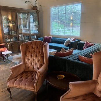 Sessions Stand - Seating - Patisserie/Cake Shop Near Me - Marietta, Georgia