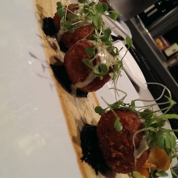 MW Restaurant - Crabcakes - New American Near Me - Honolulu, Hawaii