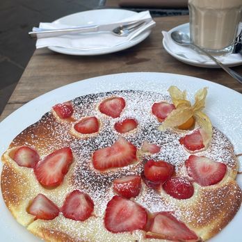 Café Muggel - Erdbeer-Pfannkuchen - Cafes Near Me - Dusseldorf, NW Café Muggel - Erdbeer-Pfannkuchen - Cafes Near Me - Dusseldorf, NW