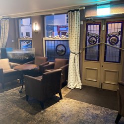Foley's Townhouse - Cozy by the bar