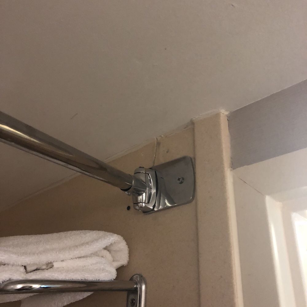 Hilton Garden Inn Independence - Cracked shower wall. - Hotels Near Me - Independence, Missouri Hilton Garden Inn Independence - Cracked shower wall. - Hotels Near Me - Independence, Missouri