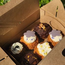 Box of 6 cream puffs