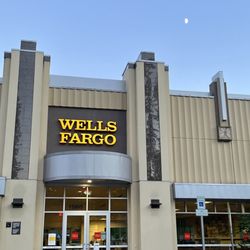 Wells Fargo Bank - Rear façade & half-moon