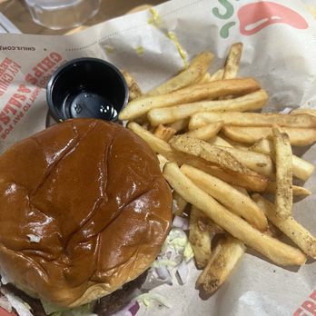 Chili's - The Big QP Burger with lettuce added. That bun! - American Near Me - Fresno, California