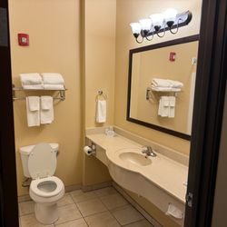 Rodeway Inn & Suites - Bathroom