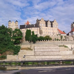 Schloss Bernburg - Das Schloss von der anderen Flussseite aus gesehen