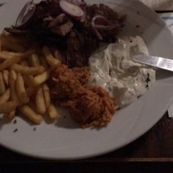 Gaststätte Athen - Essen war sehr lecker. Aber das Ambiente....Laut und ungemütlich. 4 Glühbirnen erhellten den Raum.