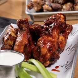 MJ23 Sports Bar & Grill - Chicken wings with celery and ranch