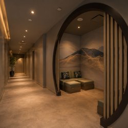 Tsingtao Wellness Spa - Vaughan - A peaceful hallway designed to guide you into a calm, relaxing wellness experience from the moment you arrive.