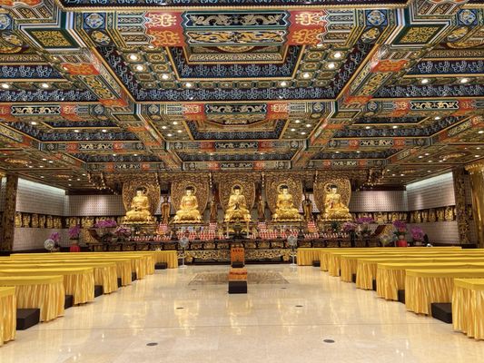 Tian Tan Buddha by null