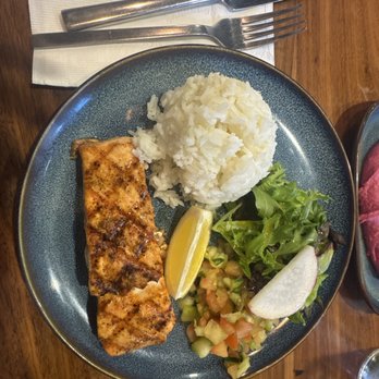 Hella Mediterranean - Mixed Green Salad GRILLED SALMON - Halal Near Me - Redwood City, California Hella Mediterranean - Mixed Green Salad GRILLED SALMON - Halal Near Me - Redwood City, California
