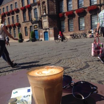 Rösterei VIER - Latte with a Rathaus view - Coffee Roasteries Near Me - Dusseldorf, NW Rösterei VIER - Latte with a Rathaus view - Coffee Roasteries Near Me - Dusseldorf, NW
