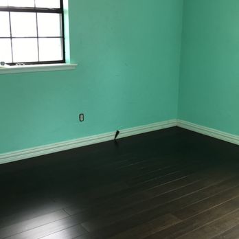Zuriel Flooring - a empty room with a window - Flooring Near Me Zuriel Flooring - a empty room with a window - Flooring Near Me