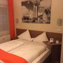McDreams - Comfy bed with clean, warm covers. Looks great too.
