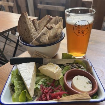 Betty's Bar - 5/20/26 FYI. Trio de fromages with my Betty's IPA. - Bagels Near Me - Lyon, 69