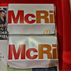 McDonald's - Einmal beschmiert, einmal erkennbar durchweichte Pappe durch zu langes liegen. NOT MY McD! (01/2019)