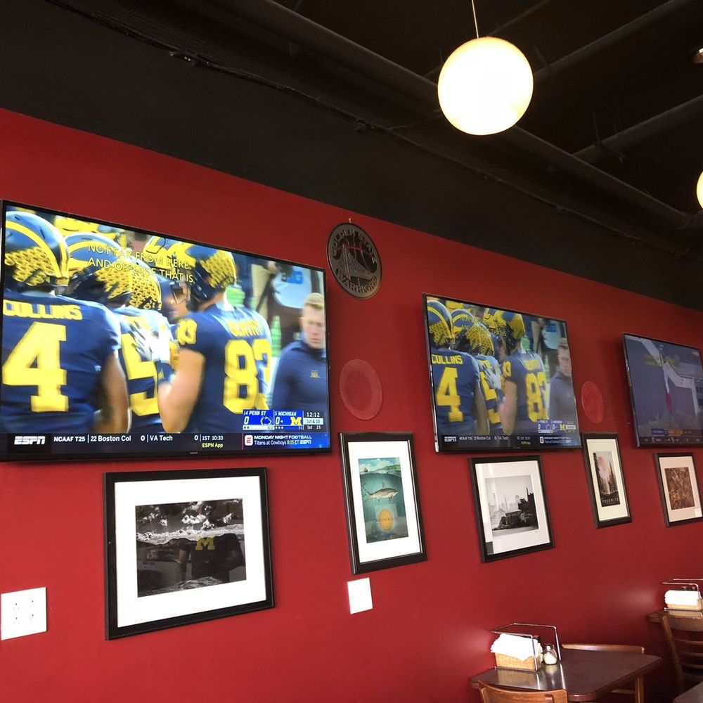 Bobby G's Pizzeria - This is a Michigan Wolverines alumni bar! Hey that's my Alma mater! Whoo hoo! - Pizza Near Me - Berkeley, California