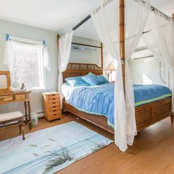 Mermaid of Hull - Bamboo canopy bedroom on second floor