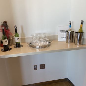 Lufthansa Senator Lounge - Wine bar - Airport Lounges Near Me - Detroit, Michigan