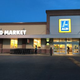 the front of a grocery store