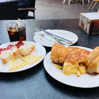 El Madroño - Tortilla breakfast. Cheese and Ham were on the house :) - Bars Near Me - Madrid, M