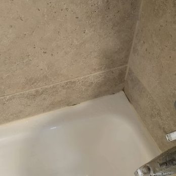 Grand Vista Hotel - Black mold in bathtub - Hotels Near Me - Grand Junction, Colorado