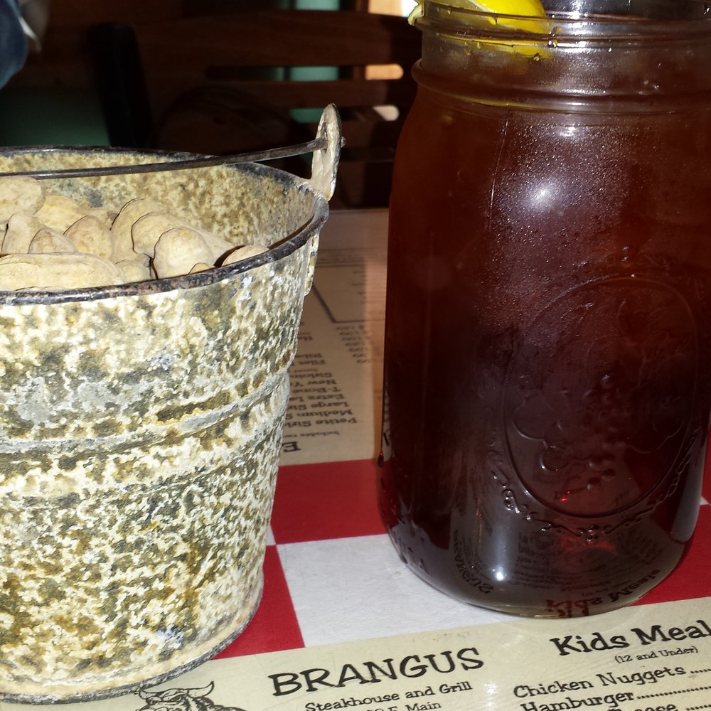Sweet tea and the obligatory peanuts start us off right. Sweet tea and the obligatory peanuts start us off right.