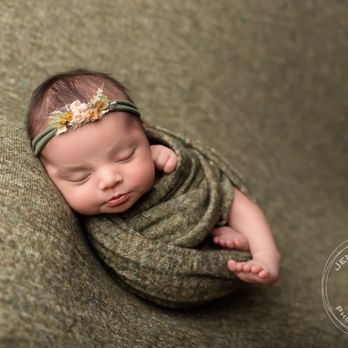 Jen Knightstep - Newborn photo - Session Photography Near Me