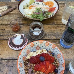 The Juice House - Huevos rancheros and açaí bowl