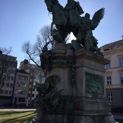 Kaiser Wilhelm I., begleitet von den Genien des Sieges und Krieges.  Kaiser Wilhelm 1st, accompanied by the geniuses of victory and war.