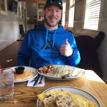 Dot's Restaurant - Yum! Biscuits and gravy and the Spanish omelette with their stupendous homemade bread! - Diners Near Me - Wilmington, Vermont