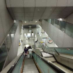 港鐵九龍站 - Descent to Platform