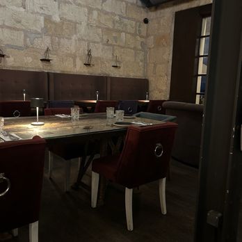 Izizi Nunnak - Another interior view; comfortable seating. - Bars Near Me - Palma, PM