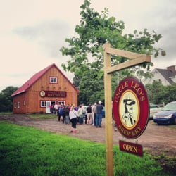 Uncle Leo's Brewery - Line up on grand opening day