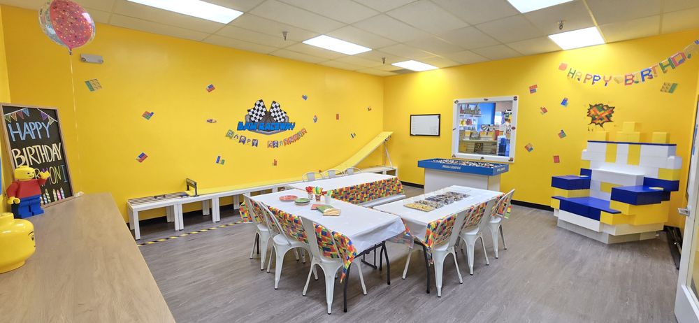 Bricks & Minifigs - Federal Way