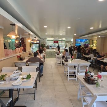 Pho Que Huong 2 - Dining room - Vietnamese Near Me - Honolulu, Hawaii Pho Que Huong 2 - Dining room - Vietnamese Near Me - Honolulu, Hawaii