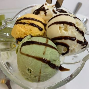Mango Mango Dessert - Mango, green tea and vanilla ice cream with 2 sweet chocolate wafer sticks - Desserts Near Me - Aiea, Hawaii