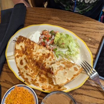 Azul Cantina - Quesadilla with added chicken. 7/10 - Tex-Mex Near Me - Pigeon Forge, Tennessee