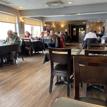 Le Chalutier - people sitting at tables in a restaurant - Canadian (New) Near Me - Laval, Quebec