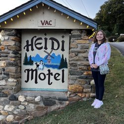 Heidi Motel - Front sign